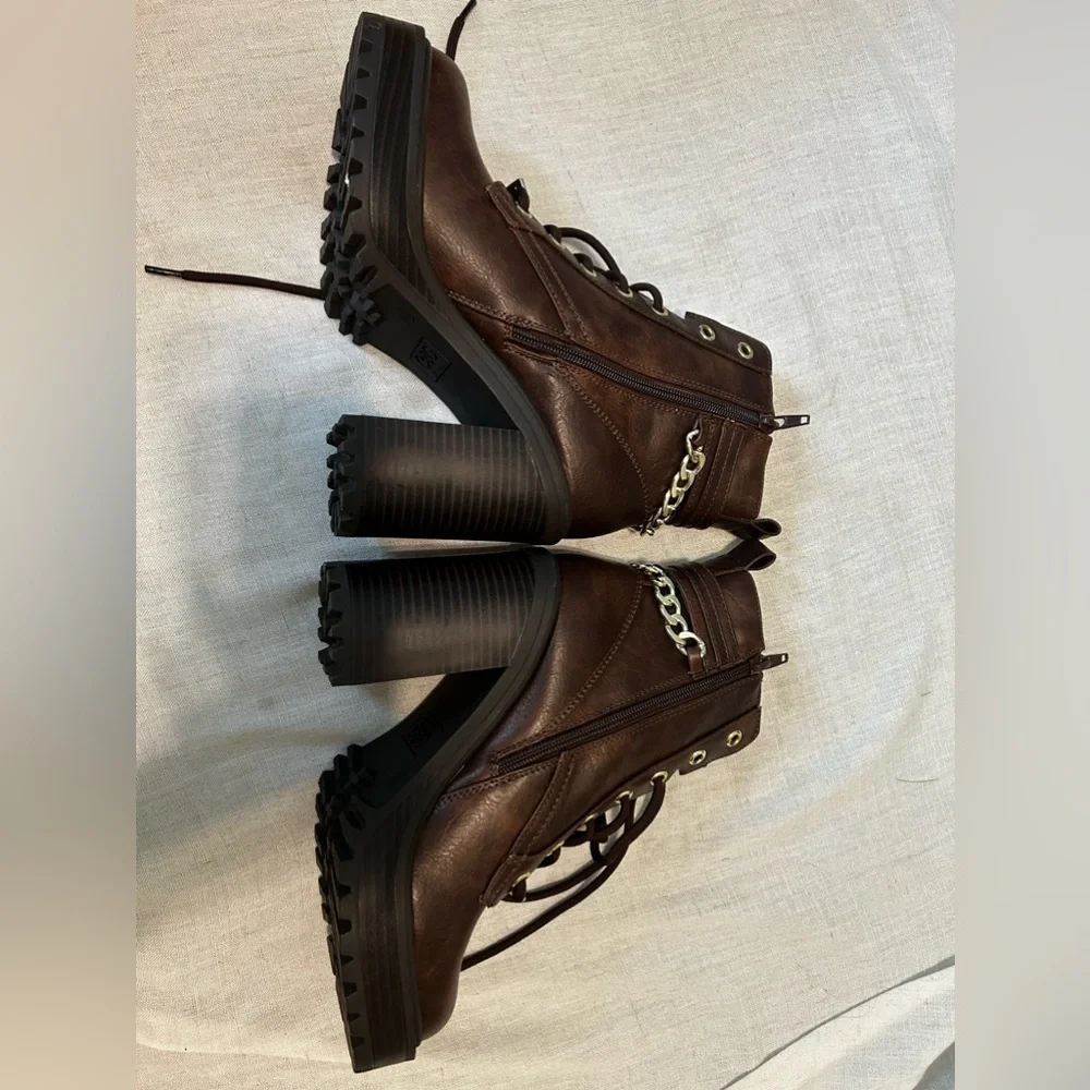 NWOT WOMANS GUESS BOOTIES - Picture 6 of 11